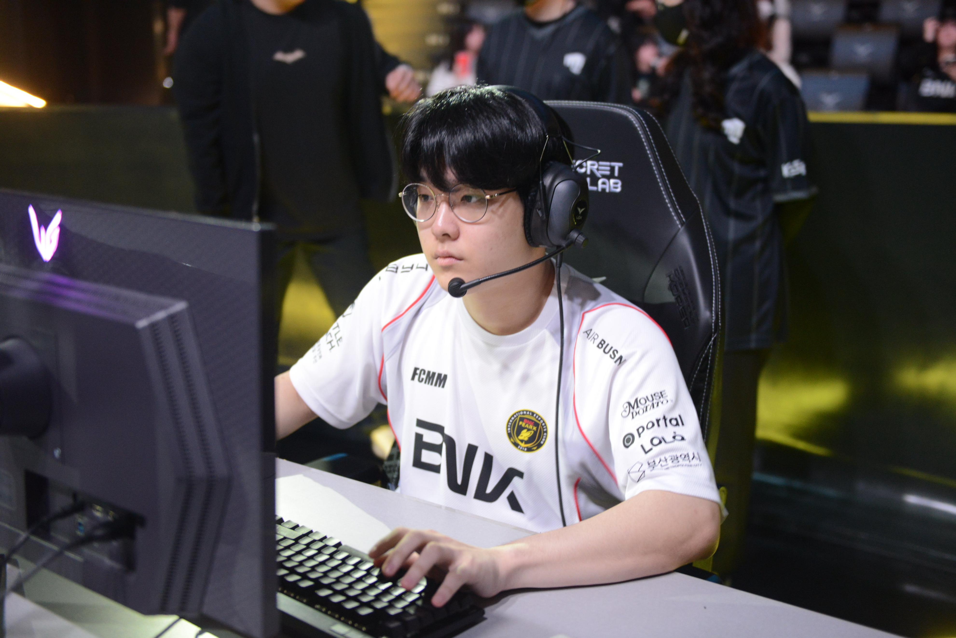 开云体育在线-DK轻取FNC，Oner打出惊人五杀鏖战多局八强赛，让粉丝疯狂欢呼