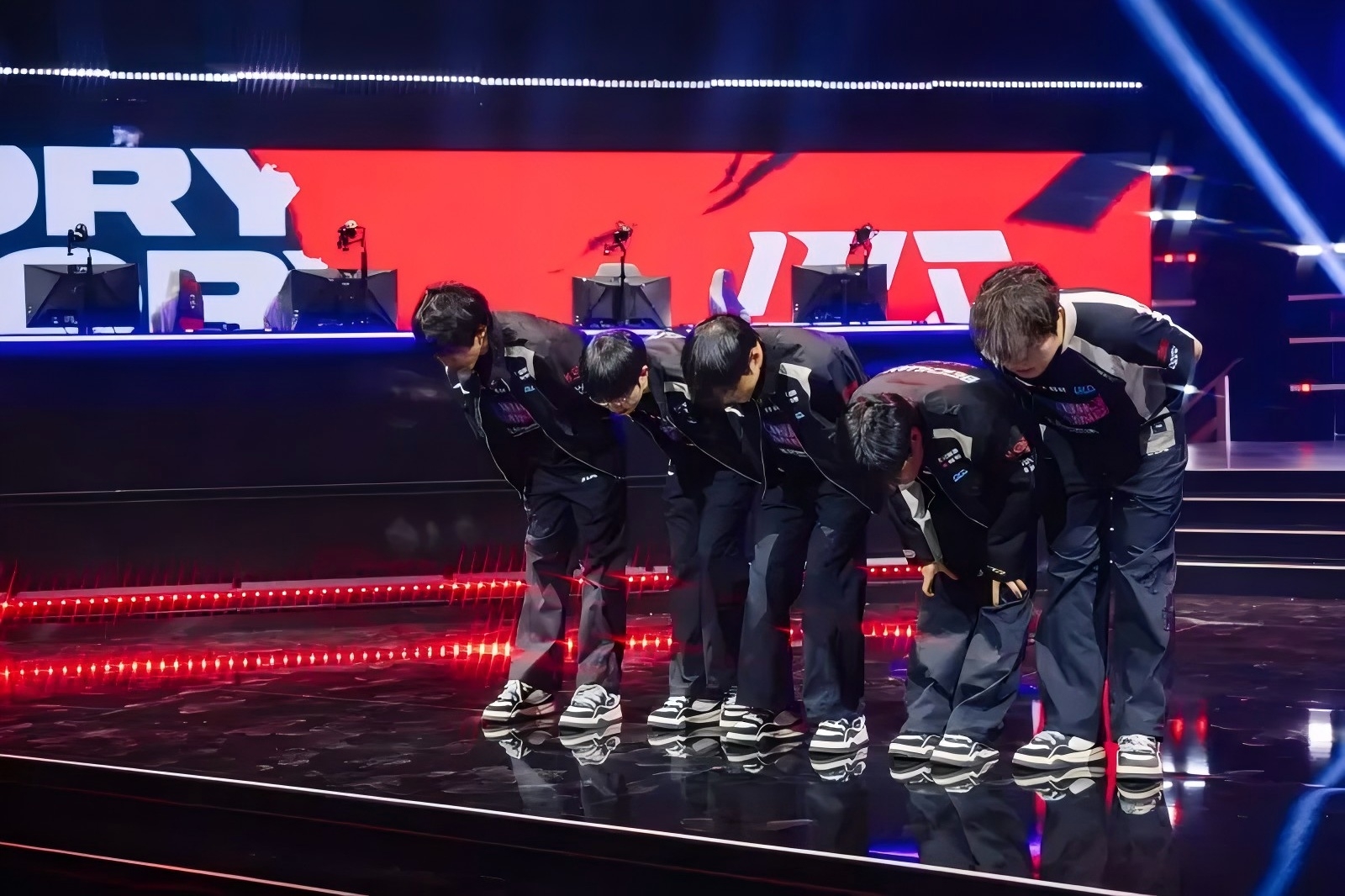 开云体育在线-EDG力克G2，Keria团战一打五焦点之战四强赛，点燃全场激情