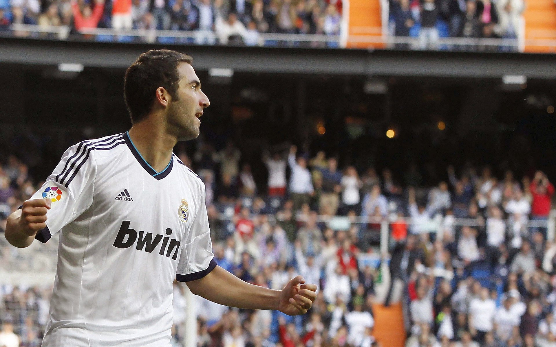 浴火重生！奥斯梅恩一锤定音，安哥拉上演非洲足球的决定性瞬间