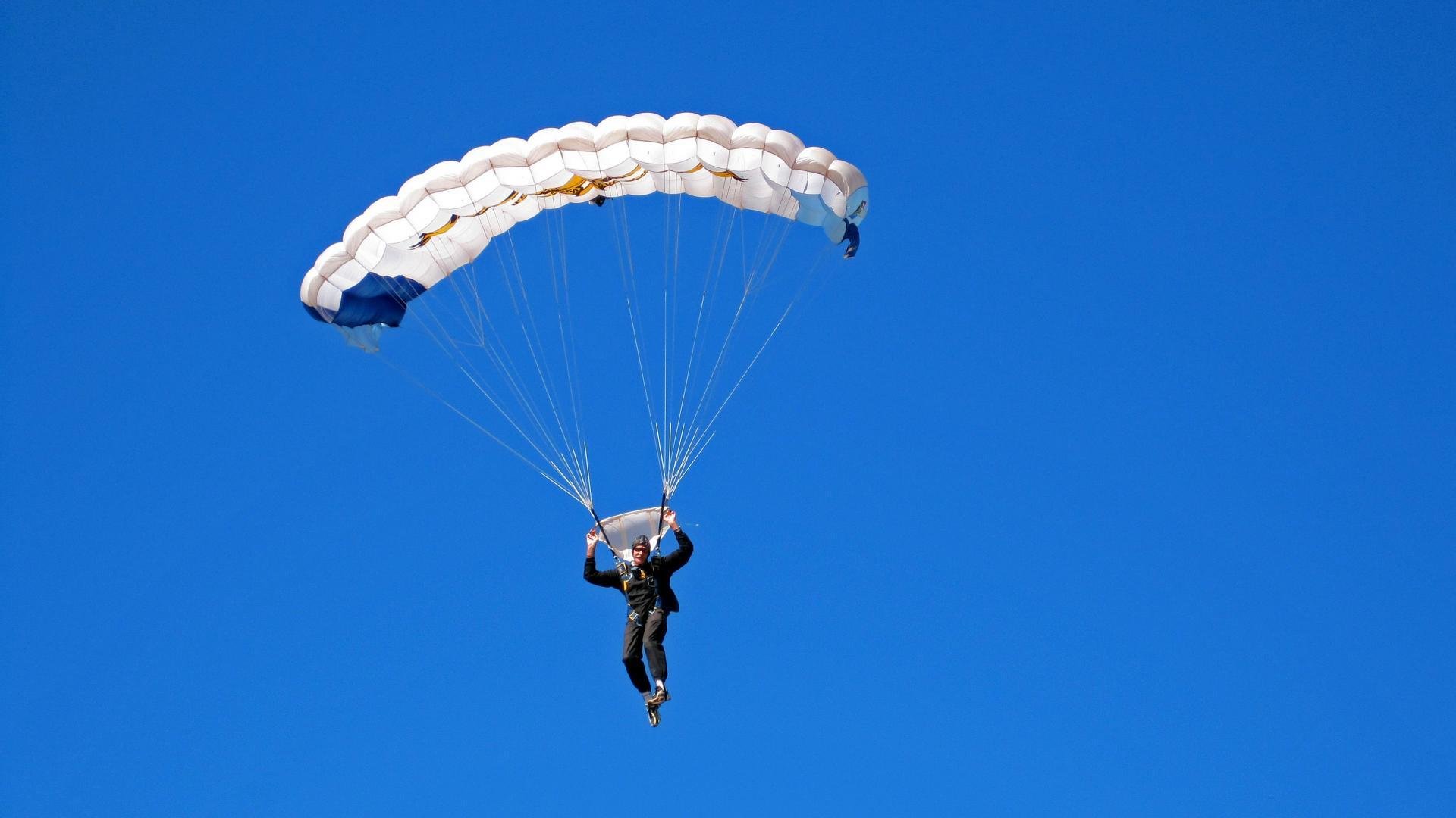 开云下载-F1新赛季揭幕战之夜，切特·佩雷斯的持续杀伤力如何点燃赛场