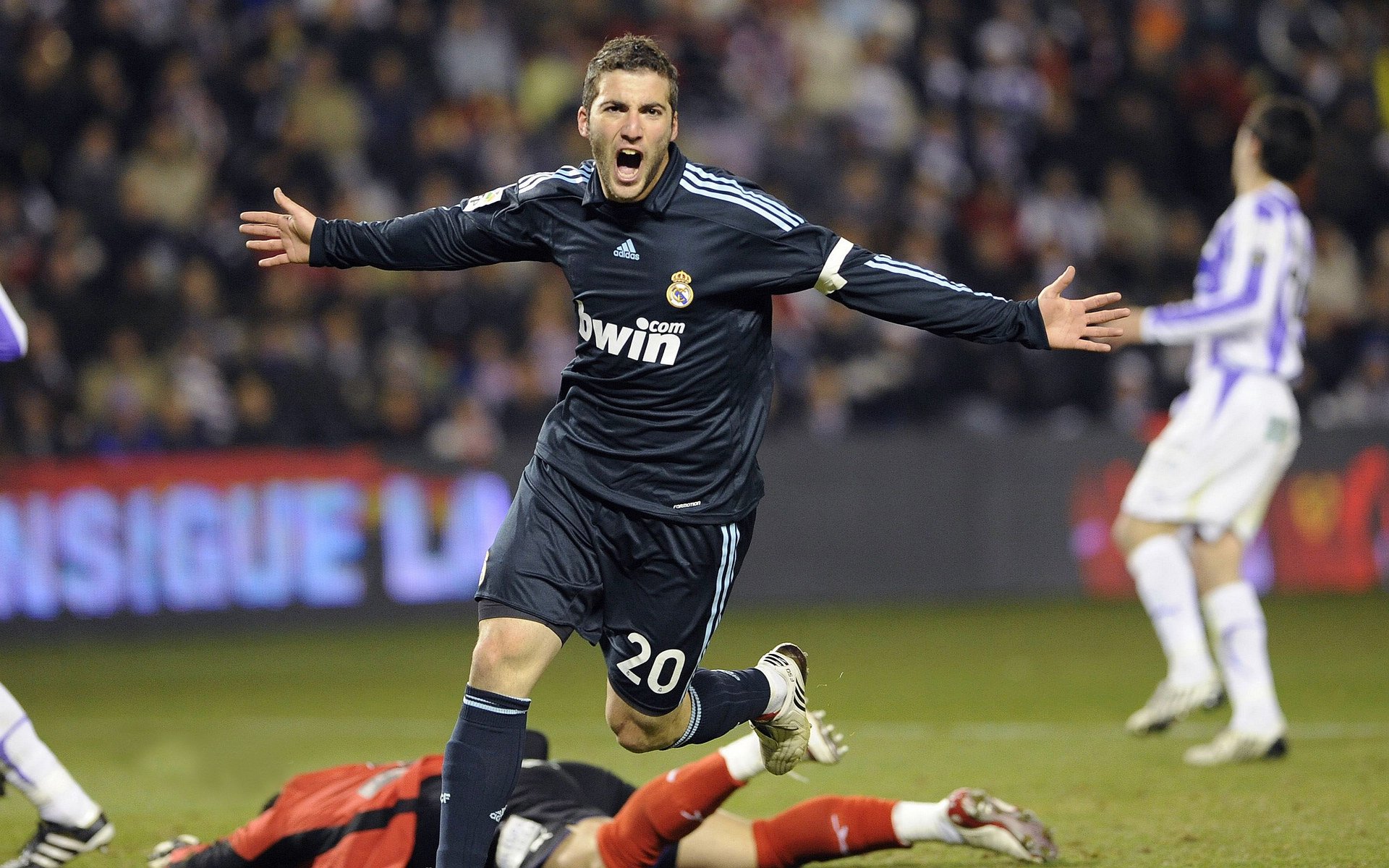 新基石诞生!雷霆轻取掘金,切特·霍姆格伦成逆转关键先生